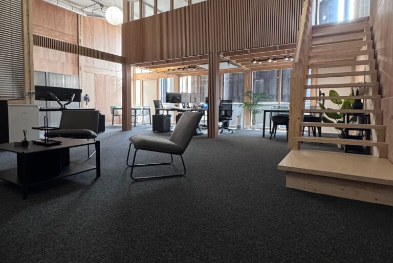 Modern kantoor van Uw Aannemers en Selvi Administratie in Den Haag met open werkruimte en houten interieur